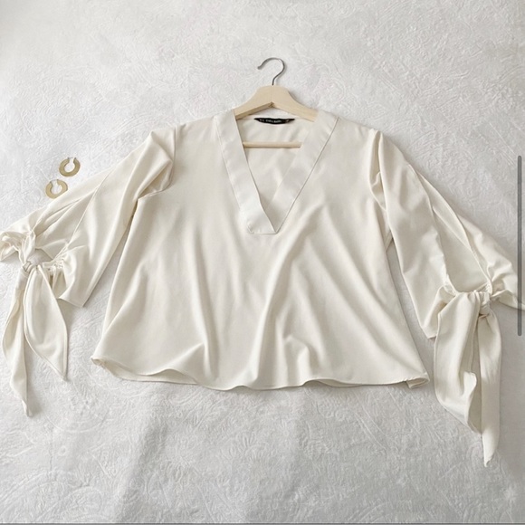 Zara Cropped V-Neck Toed Belled Sleeves - Picture 2 of 9